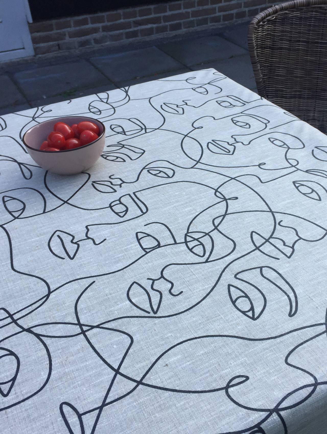 Faces linen black