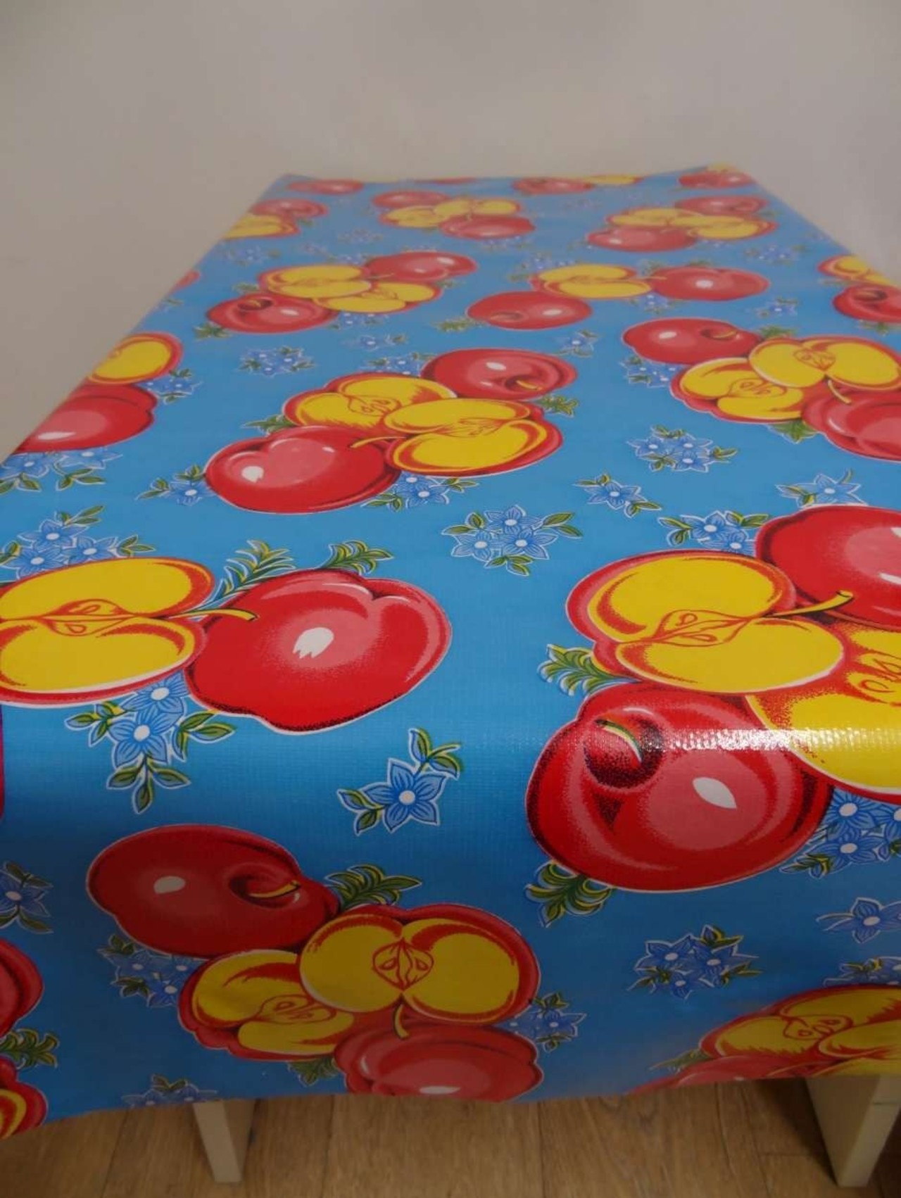 Rood-gele appels op aqua mex