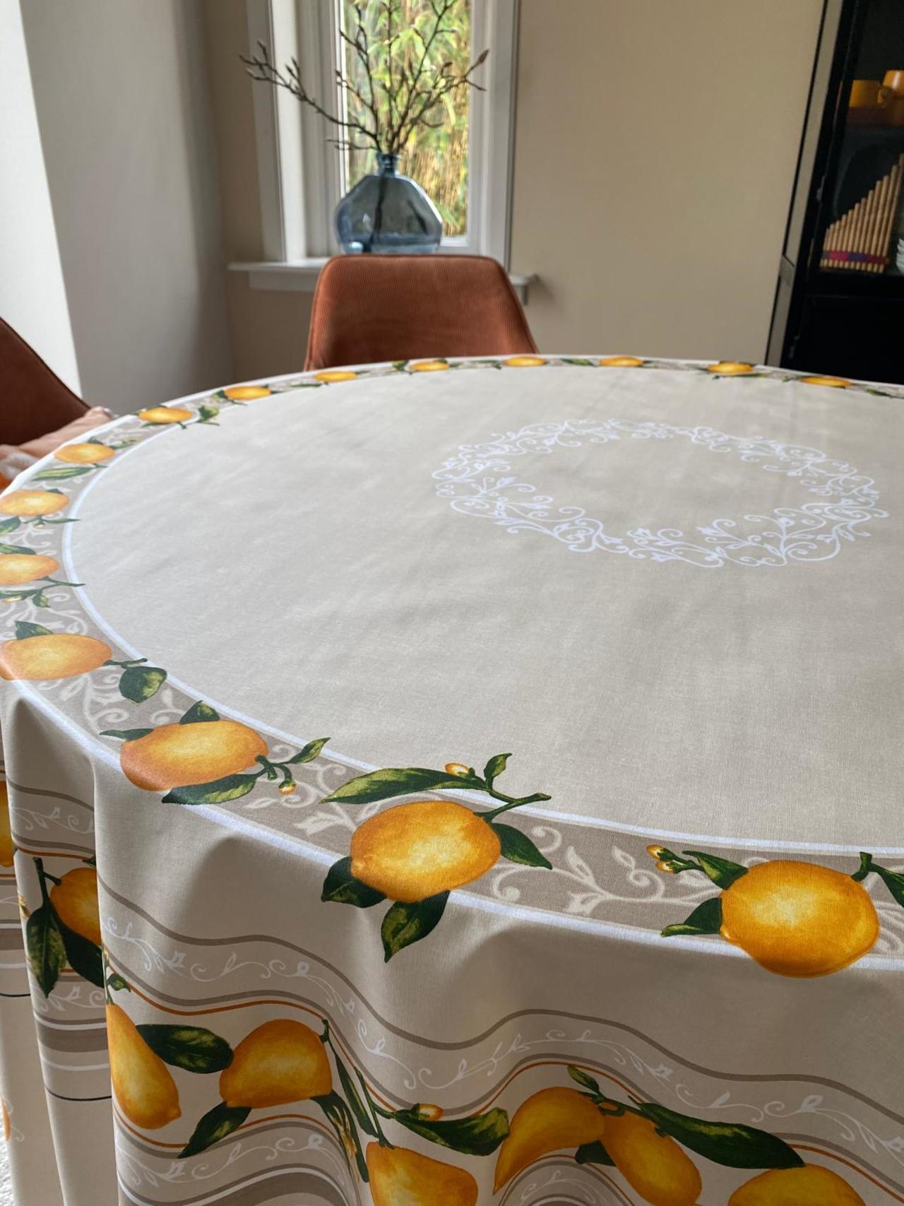Provencaals gele vrucht rond afgewerkt tafelkleed