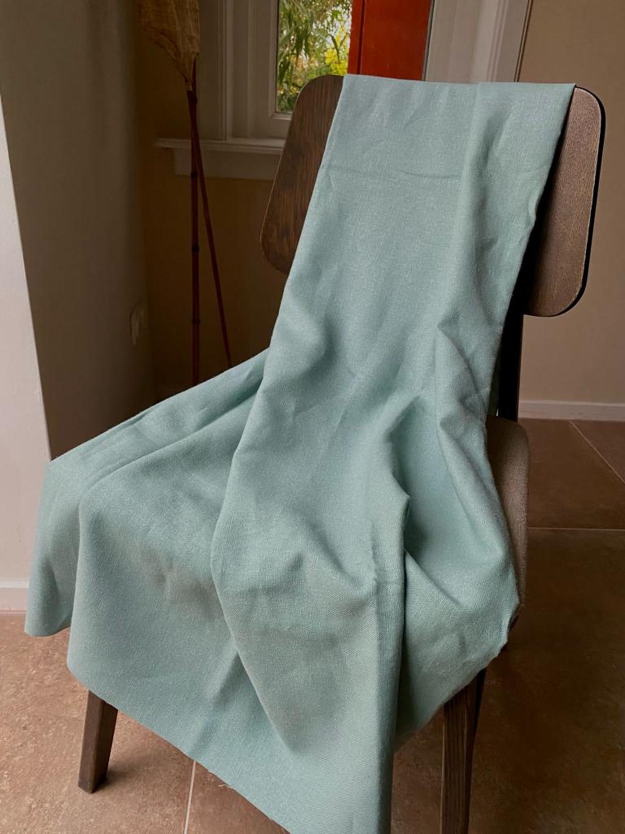 Zware kwaliteit 100% linnen vergrijsd groen, de pure stof zonder coating