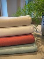 Zware kwaliteit 100% linnen vergrijsd groen, de pure stof zonder coating