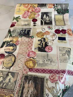 Plakfolie op maat – dunne folie met zelfklevende rug – crème & multicolour – vintage kantjes & foto’s – eenvoudig