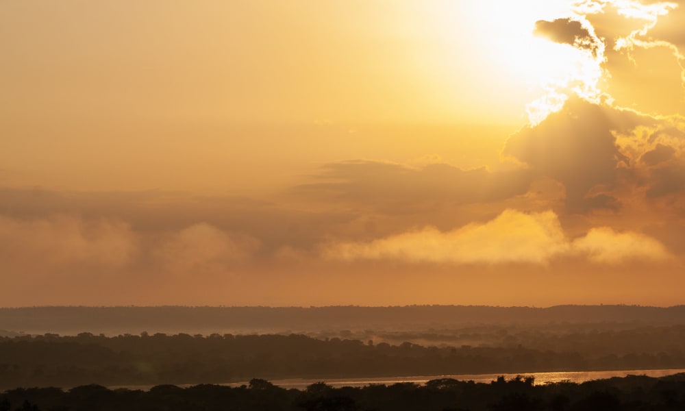 Sonnenaufgang über der Landschaft Ugandas