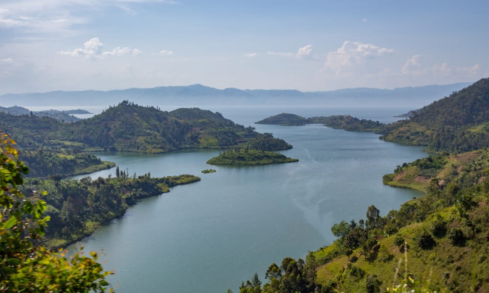 Der Lake Kivu mit vielen kleines Inseln die gruen bewachsen sind