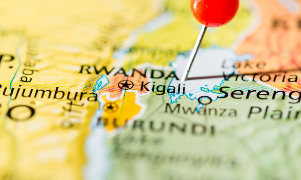 Eine Karte mit einer Stecknadel in Ruanda