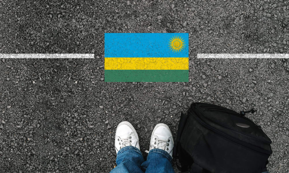 Vogelperspektive auf zwei Fuesse und die Flagge von Ruanda