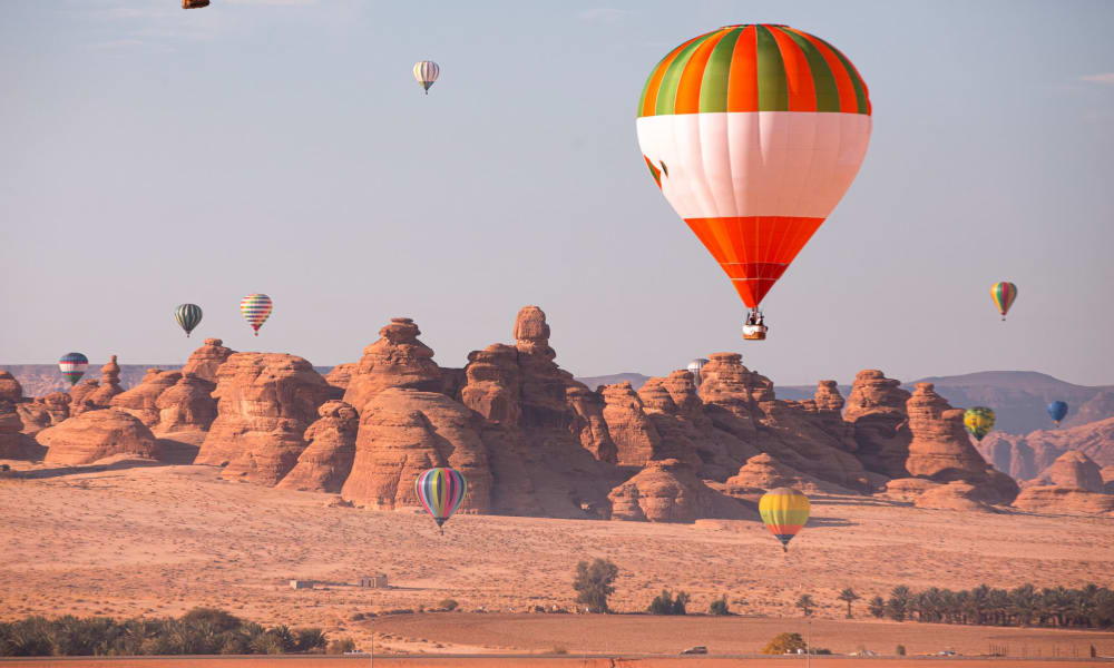 Zahlreiche Heißluftballons, die über die Wüste und die Canyons fliegen