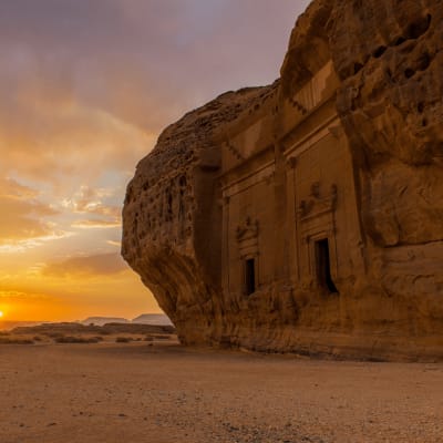 Die Wüste mit dem Hegra-Grab auf der rechten Seite