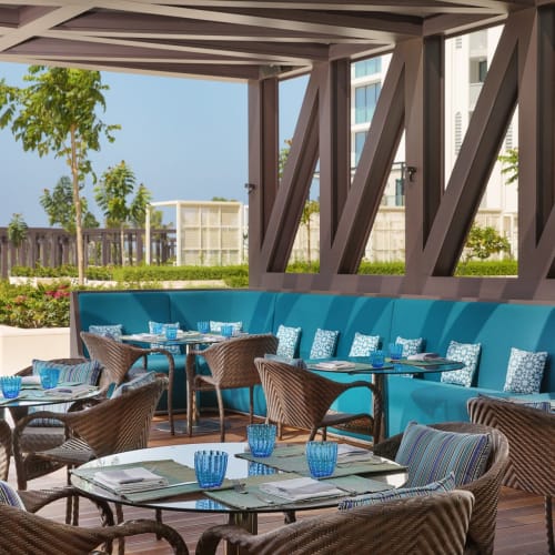 W Muscat Hotel Ansicht auf die  Außen Restaurant Terrasse in Oman