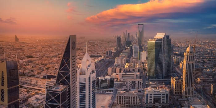 Ein Blick aus der Luft über Riad zur goldenen Stunde