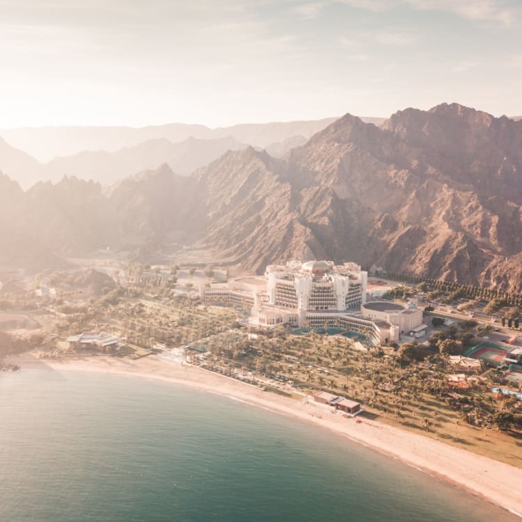 Panorama Luftaufnahme der Hotelanlage in der Bucht vom Al Bustan Palace Maskat in Oman