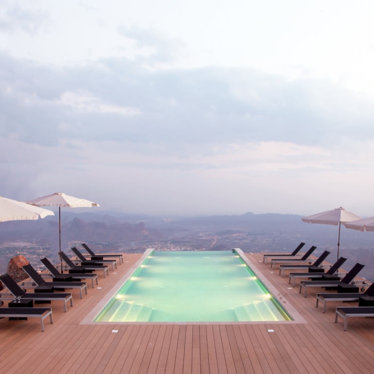 The View mit Infinity Edge Pool und Sonnenliegen in Oman