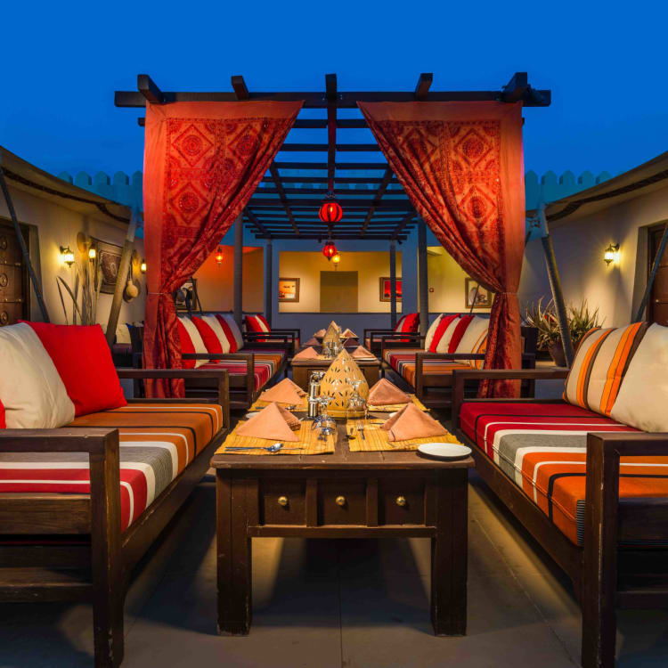 Desert Nights Camp Essbereich Lounge am abend in Oman