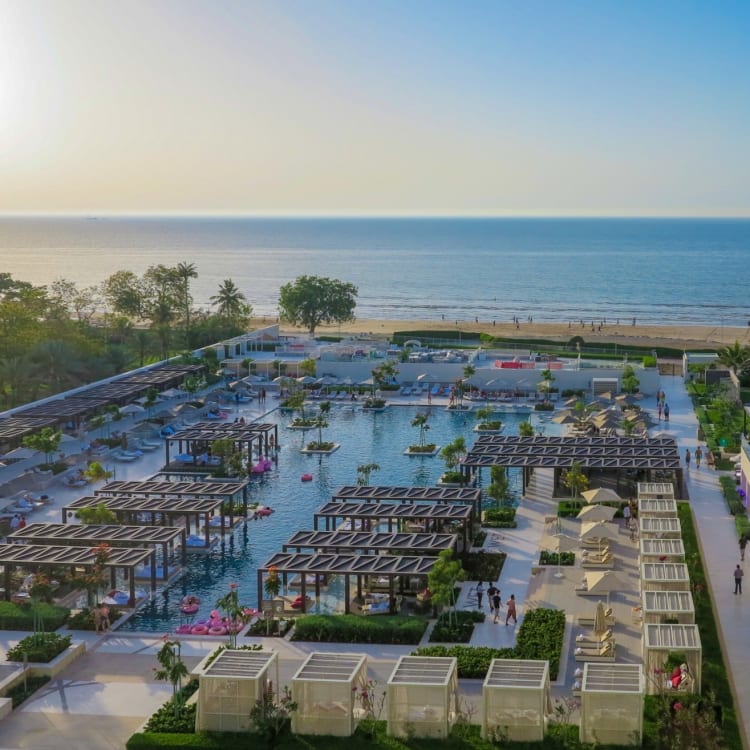 W Muscat Hotel Ansicht auf den Außenpoolbereich in Oman