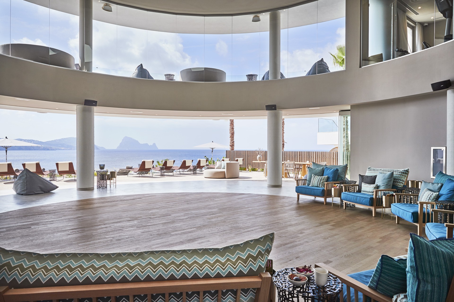 Ansicht des Atriums vom 7Pines Kempinski Ibiza Hotel mit Blick aufs Meer