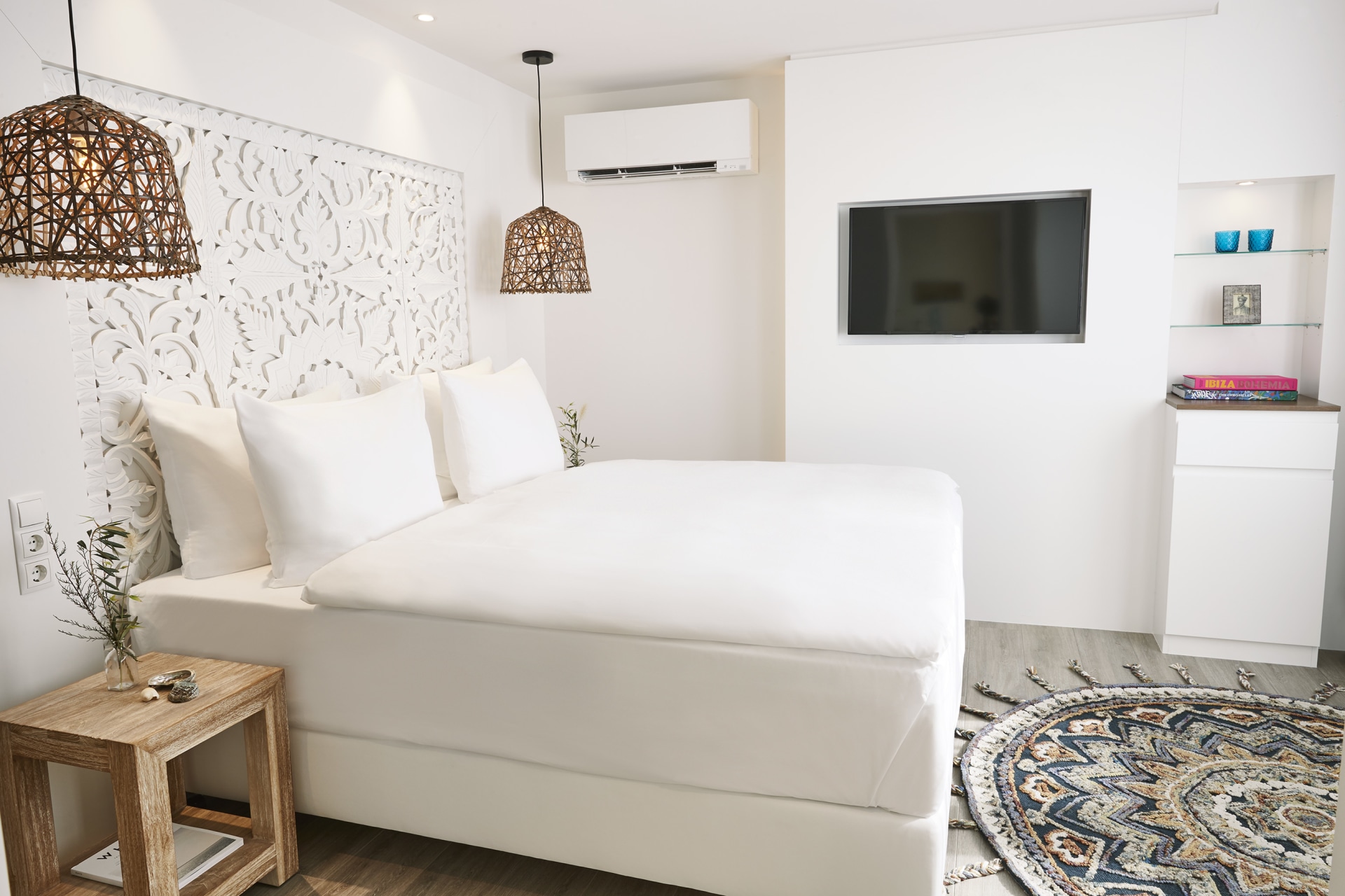 Innenansicht des Schlafzimmers der Cliff Suite Deluxe im 7Pines Kempinski Ibiza