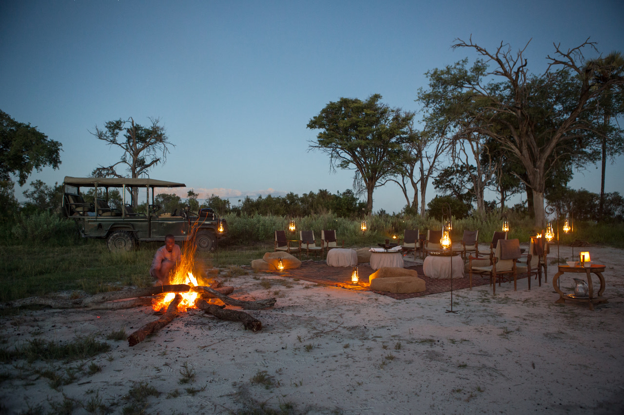 Lagerfeuer am Abend im Abu Camp