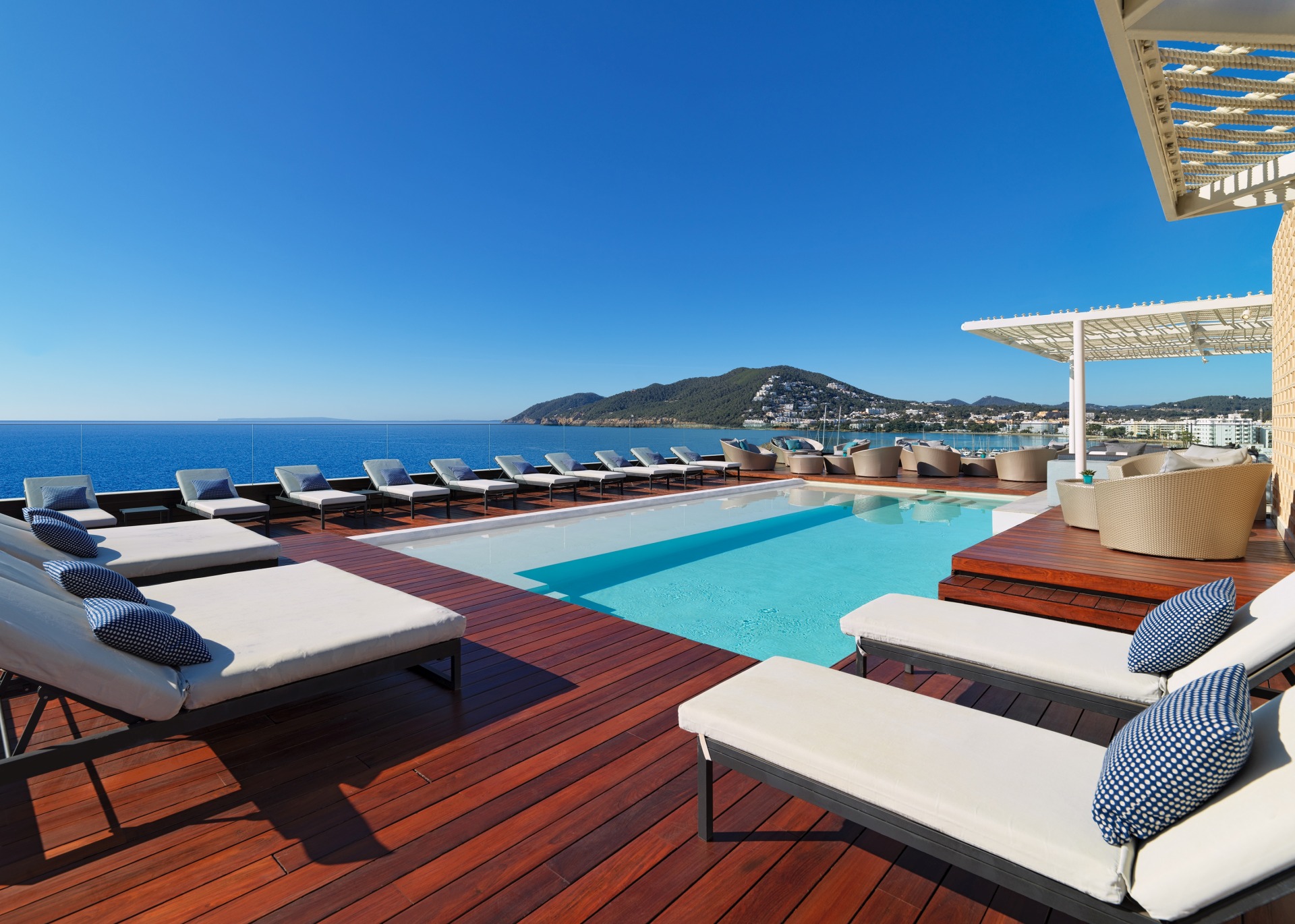 Terrasse mit Pool im Aguas de Ibiza