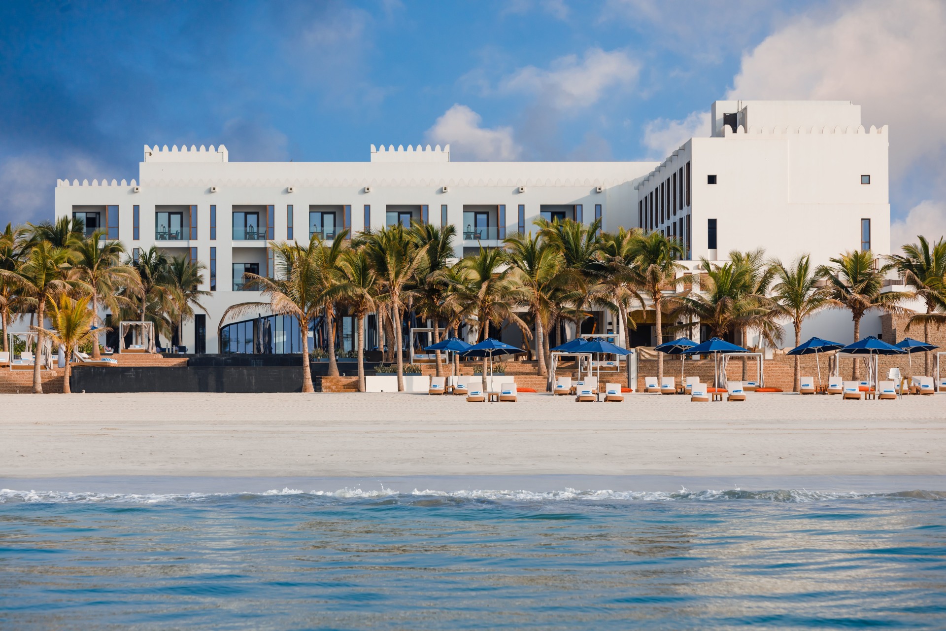 Hauptgebaeude und Strandansicht