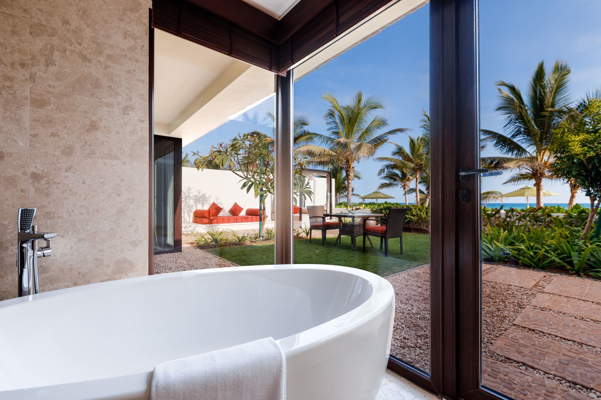 Badewanne der One Bedroom Beach View Villa