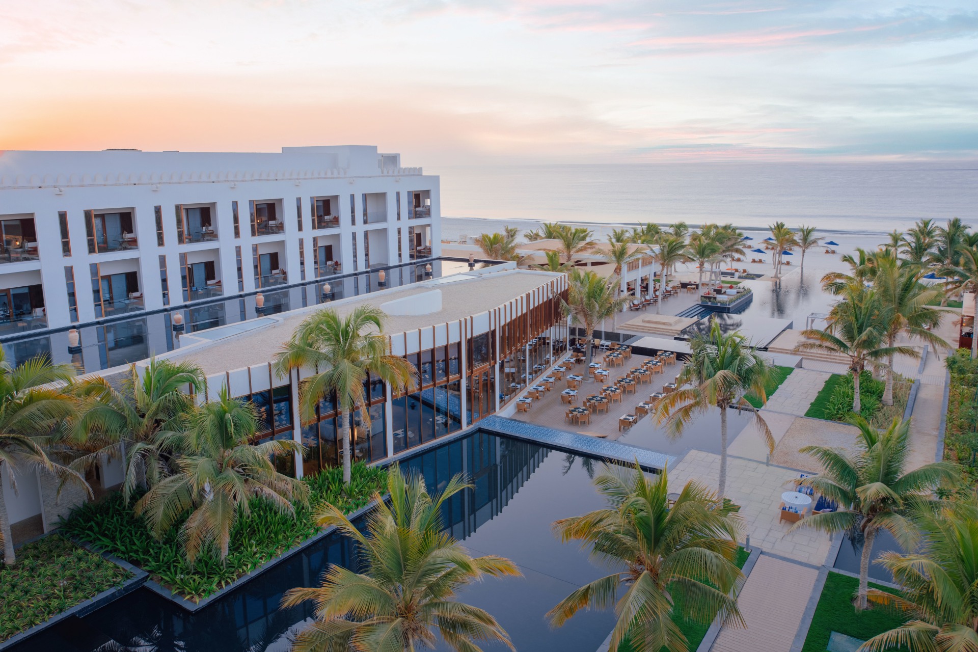 Luftaufnahme der Hotel und Poolanlage