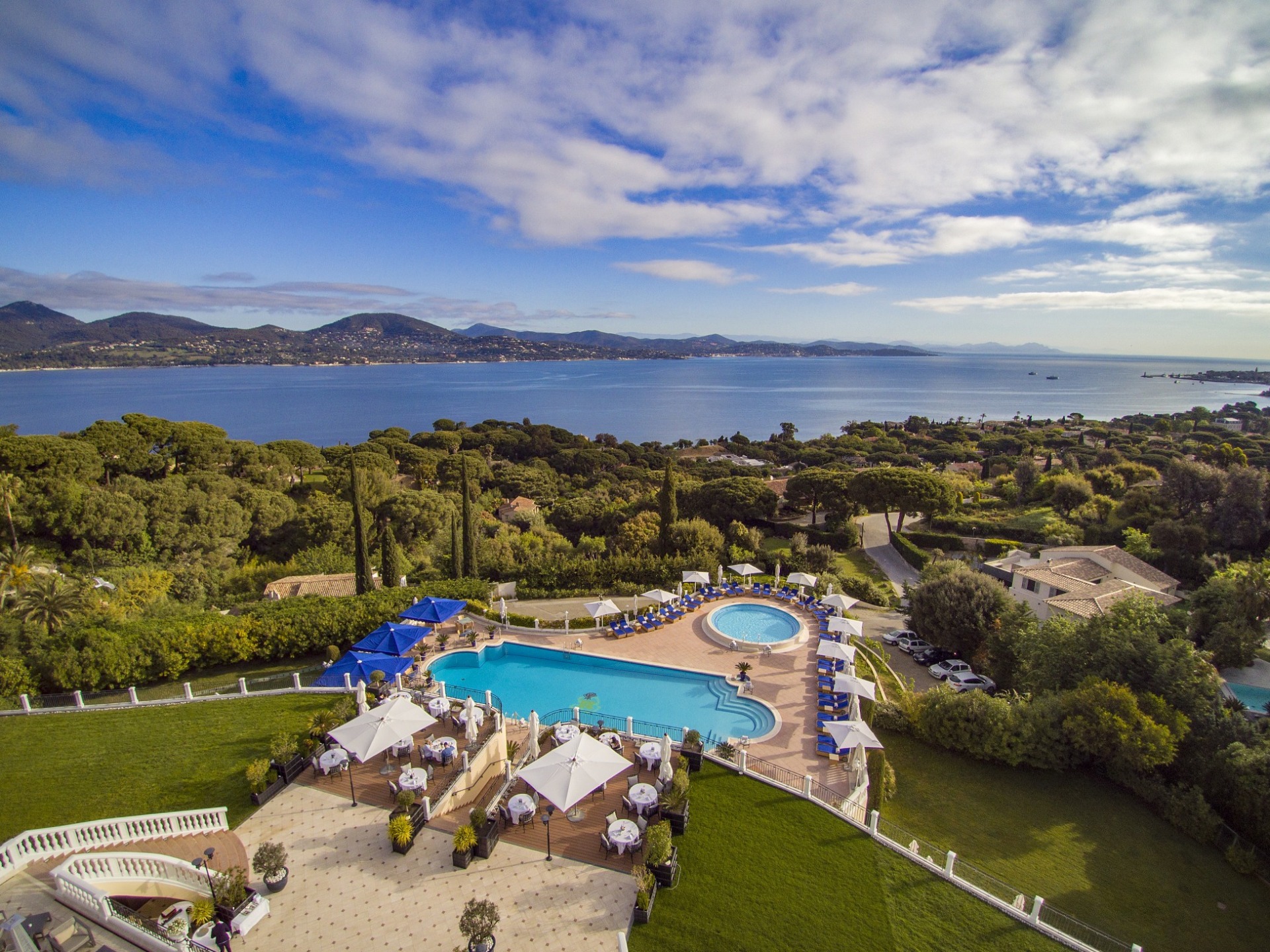 Luftaufnahme der Hotelanlage und des Pools