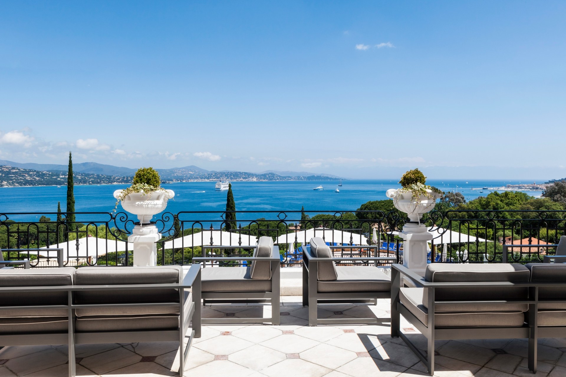 Terrasse und Aussicht auf das Meer