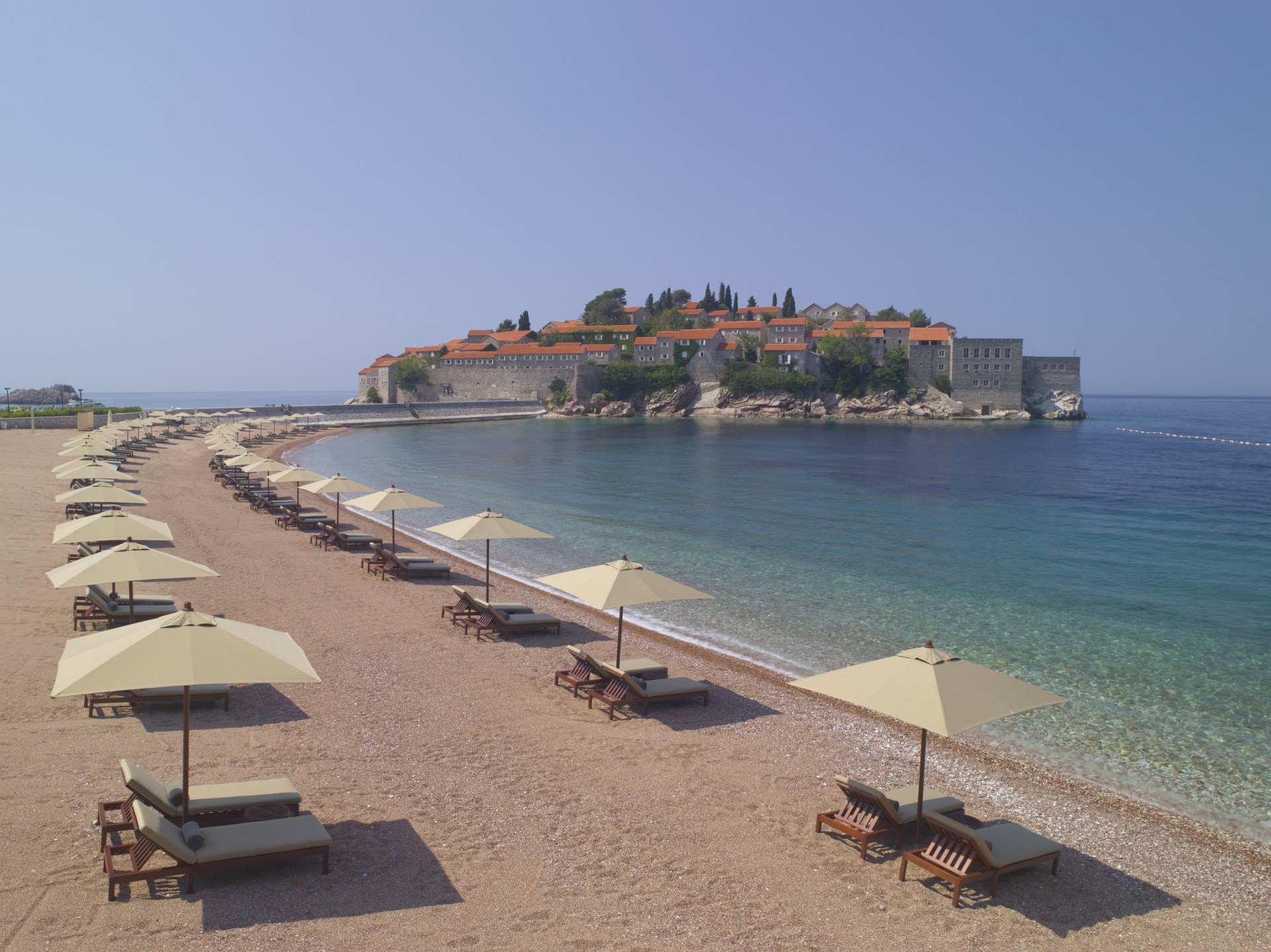 Strand des Hotels mit Sonnenliegen