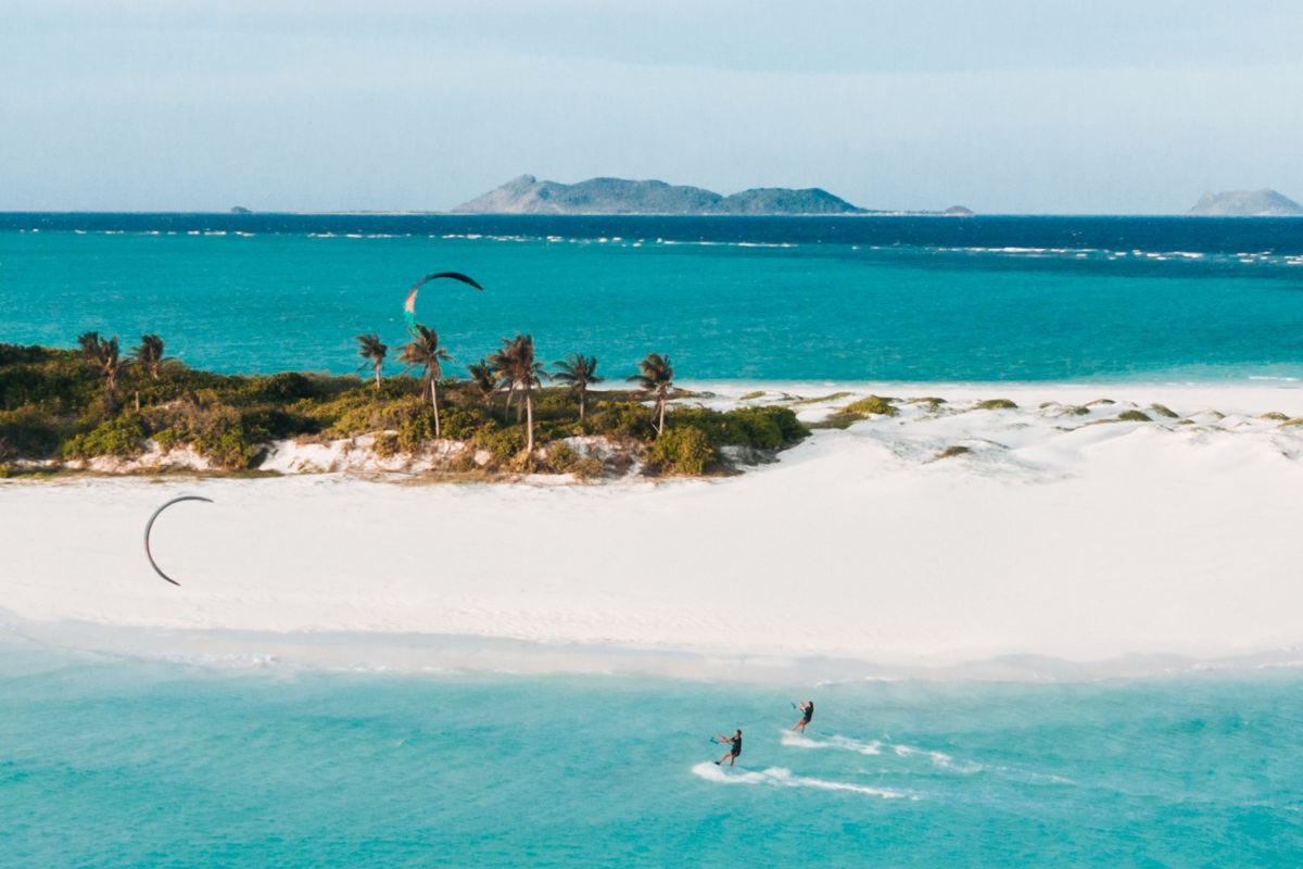 Luftaufname des Strandes mit Kitesurfern