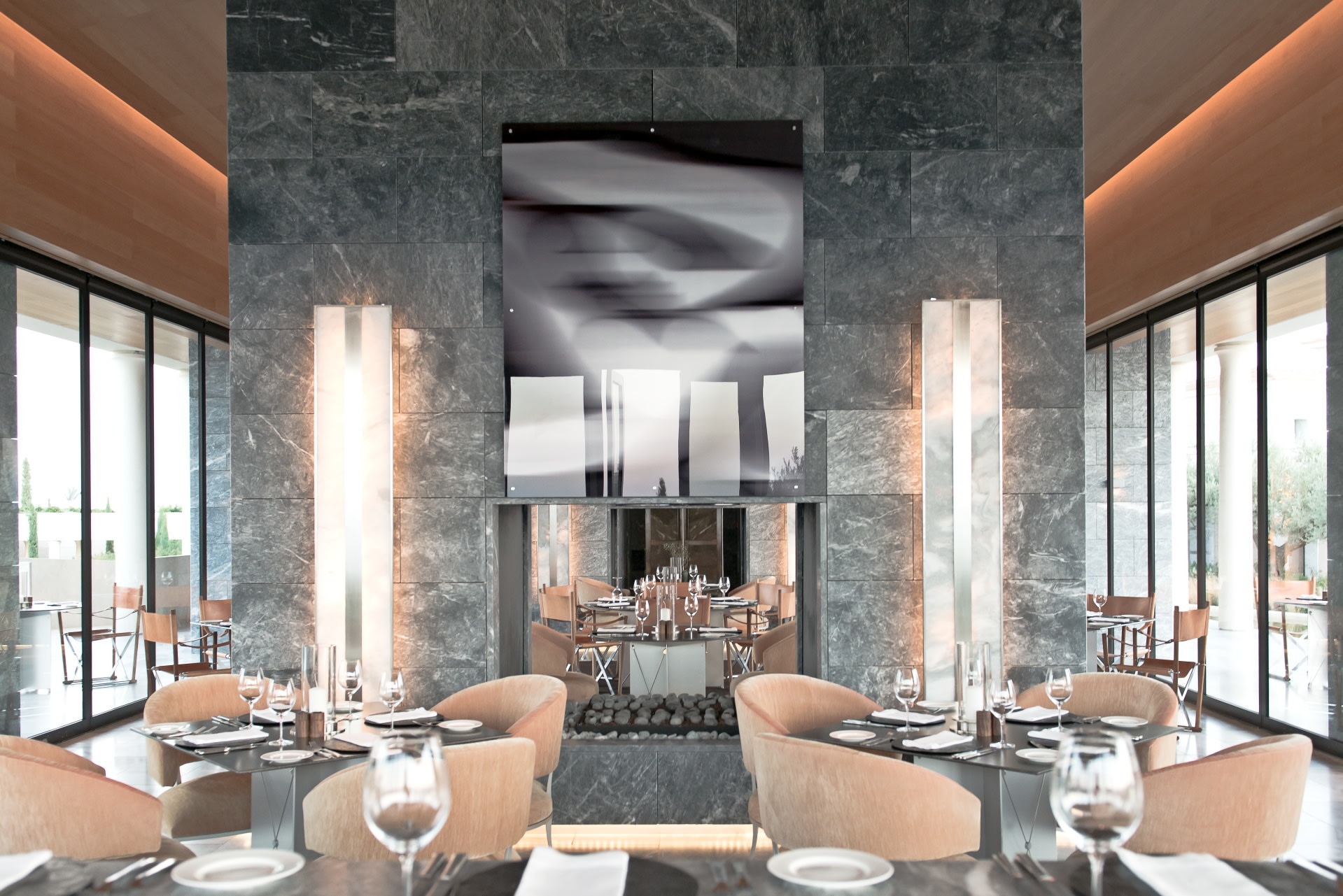 Innenansicht des Hauptrestaurants des Amanzoe Hotels