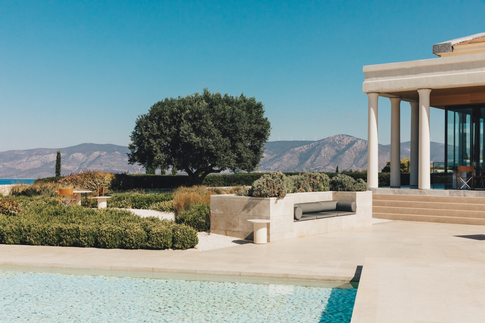 Terrasse des Hauptrestaurants des Amanzoe Hotels