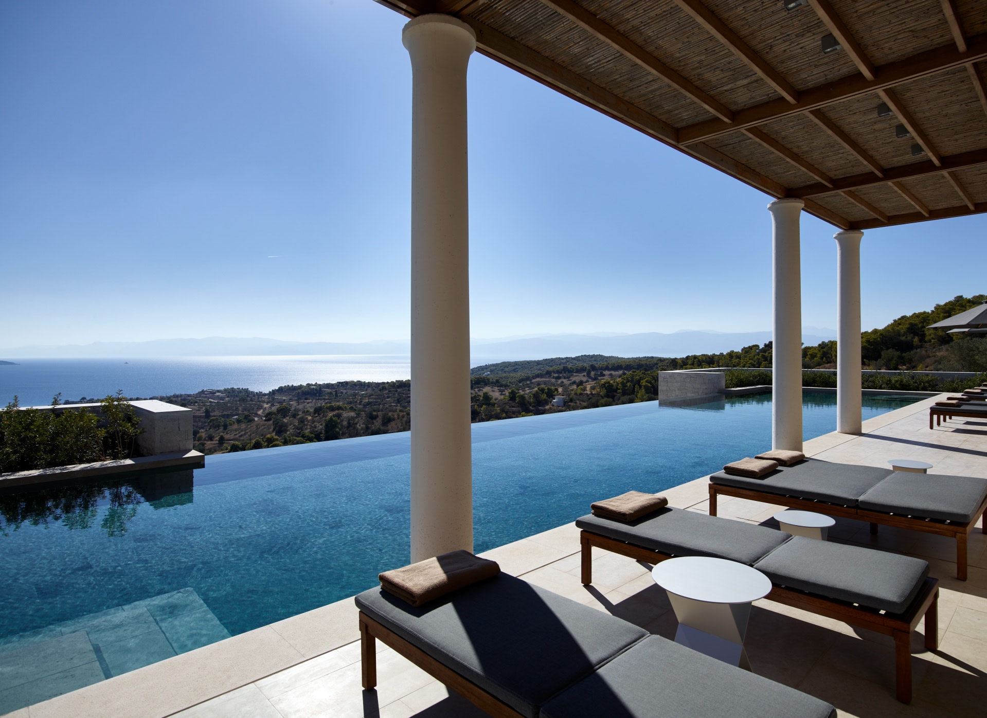 Terrasse mit Pool und Meerblick der Villa 21