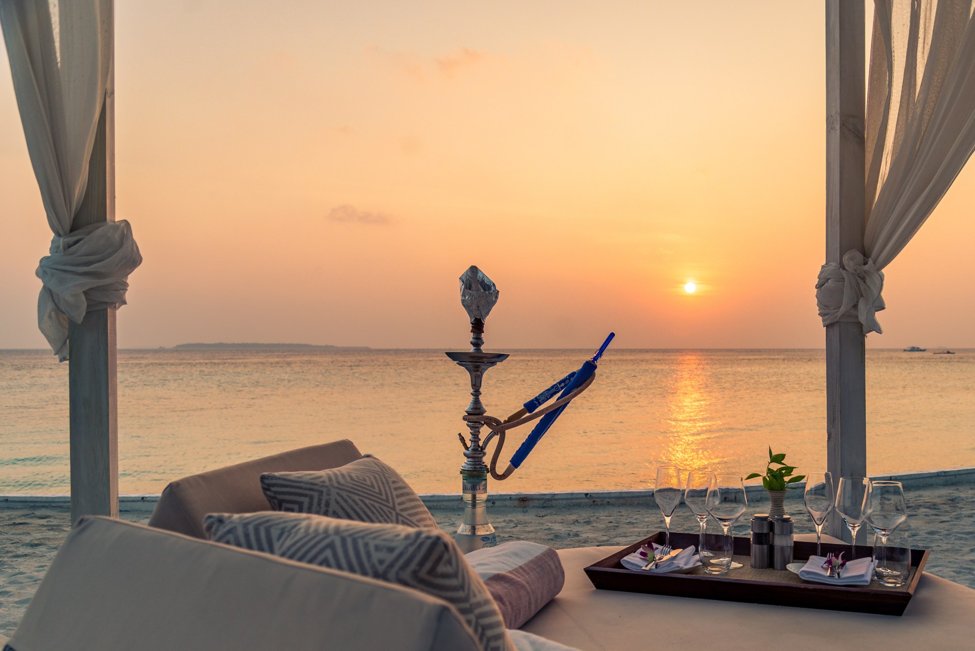 Lounge am Strand bei Sonnenuntergang