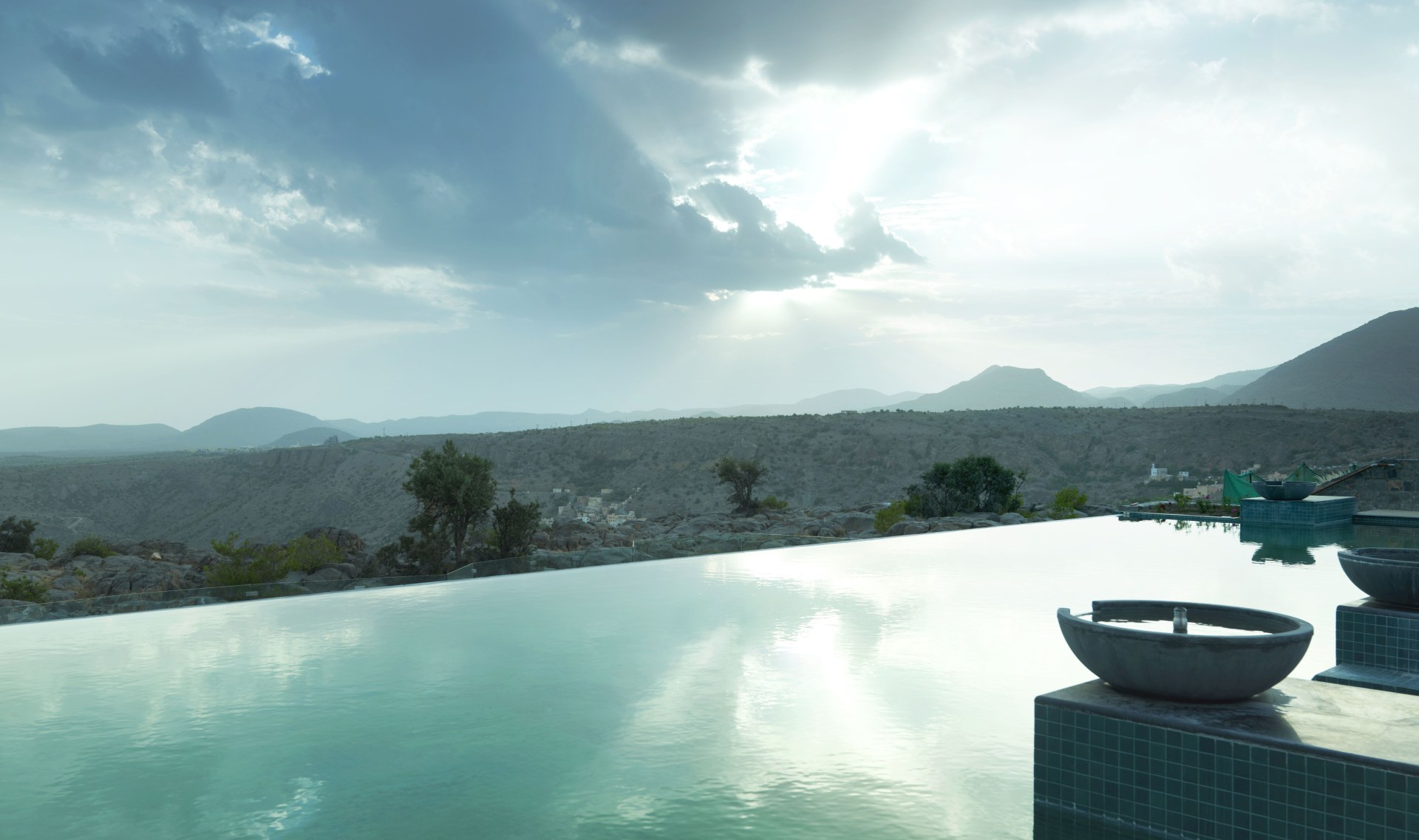 Infinitypool mit Blick auf die Berge