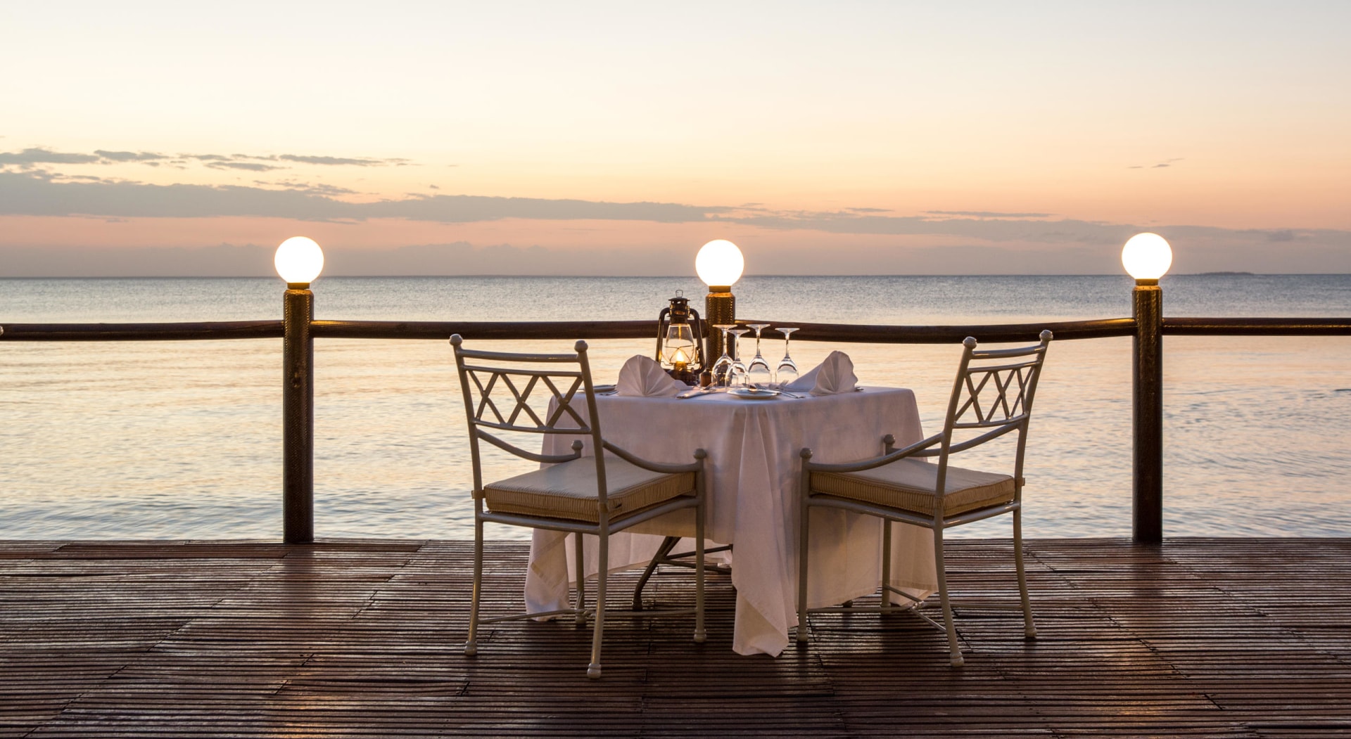 Romantisches Abendessen mit Blick auf den Indischen Ozean im Anantara Bazaruto Island Resort