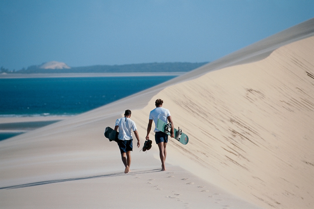 Sandboarding nahe des Anantara Bazaruto Island Resort