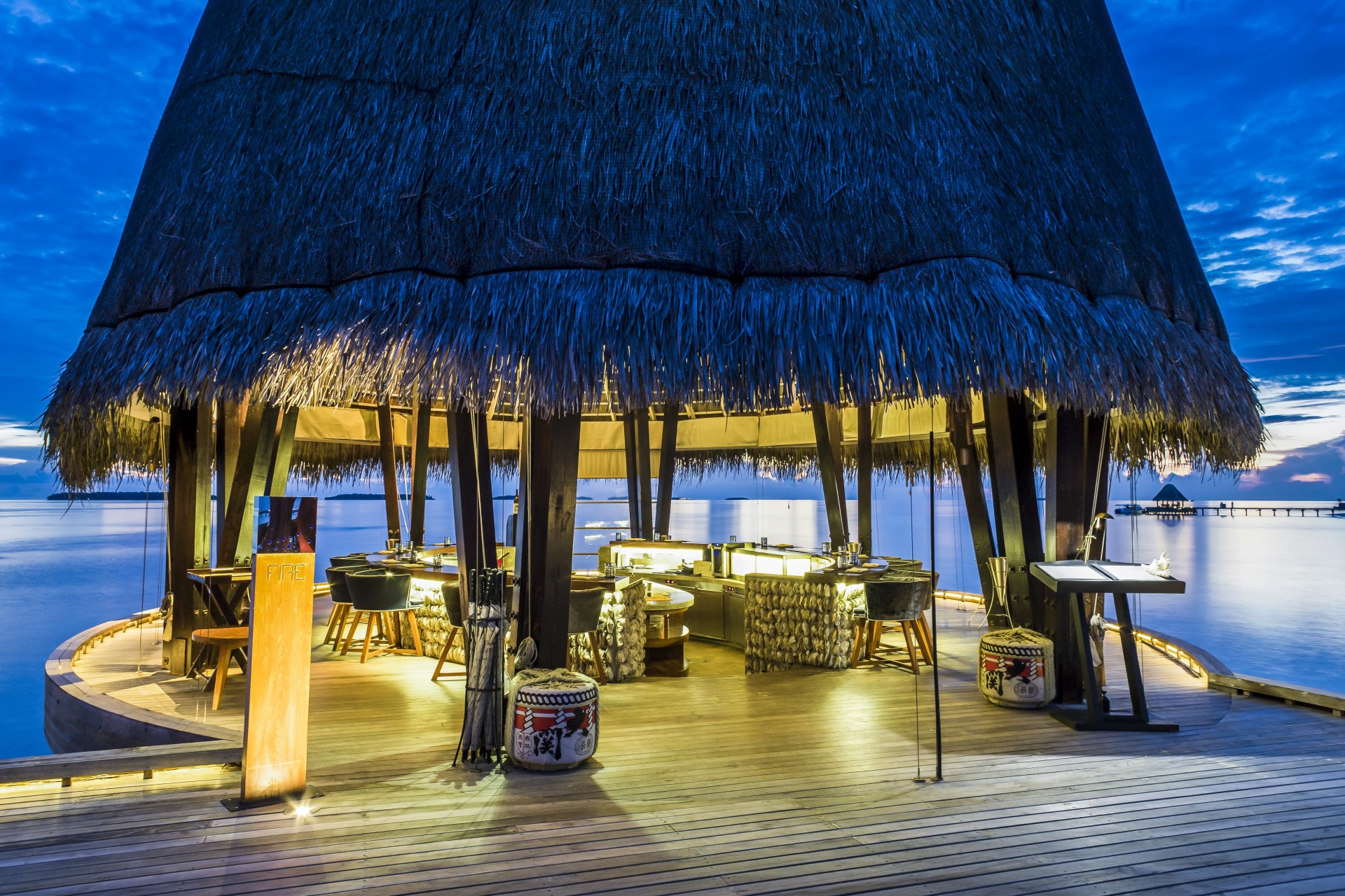 Restaurant mit Bar im Anantara Kihavah Maldives