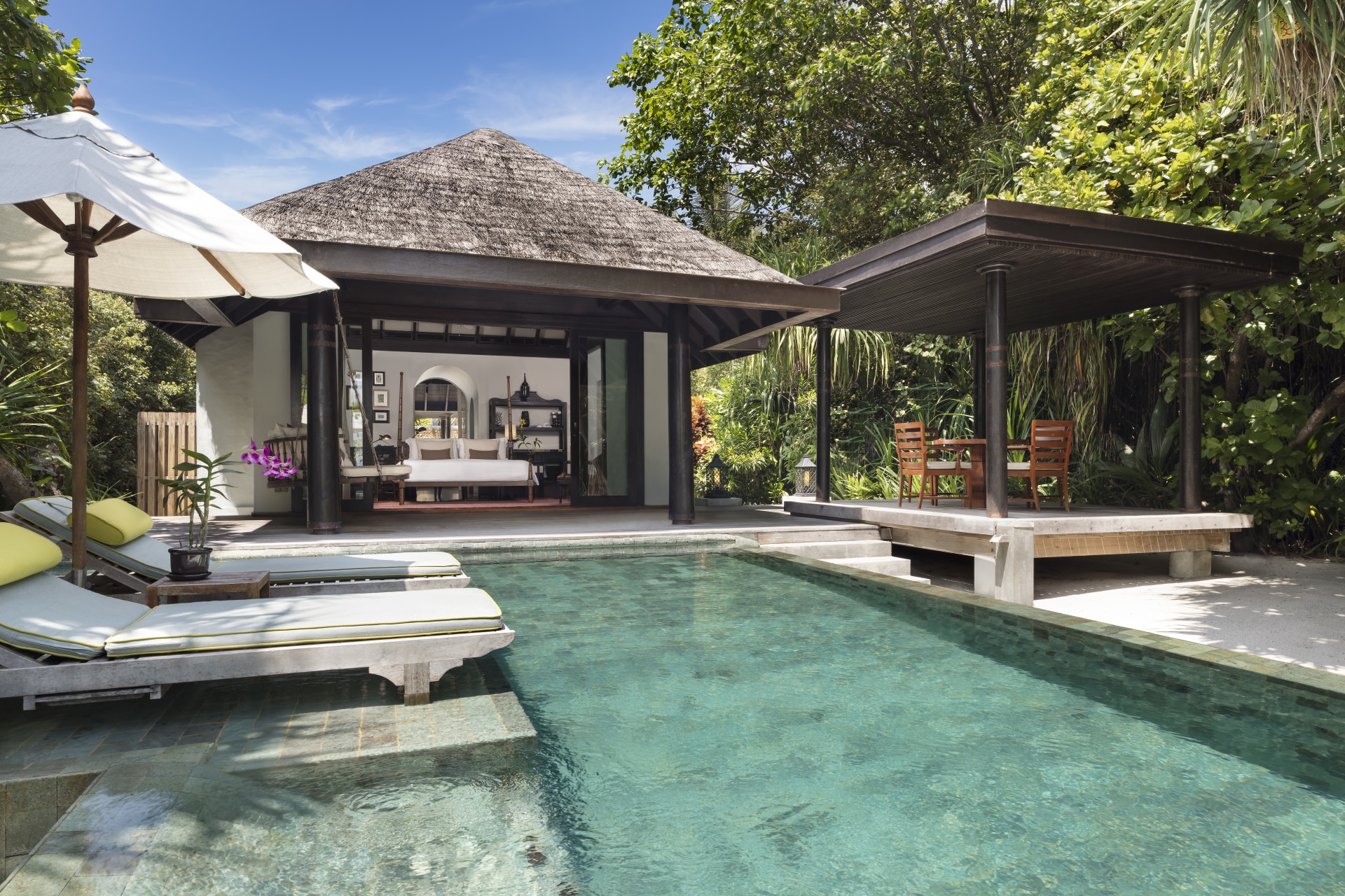 Pool einer Strandvilla im Anantara Kihavah Maldives