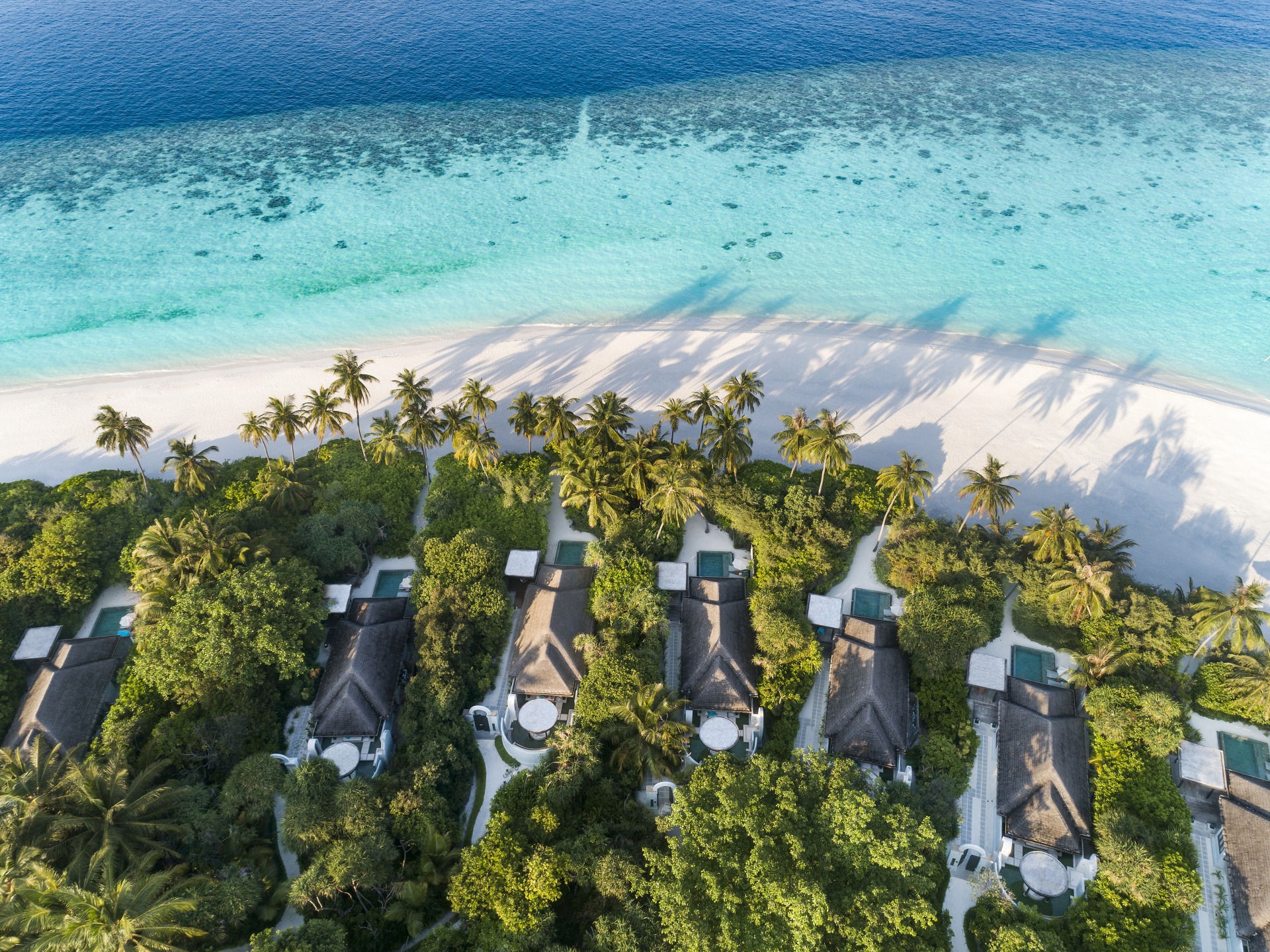 Strandvillen des Anantara Kihavah Maldives