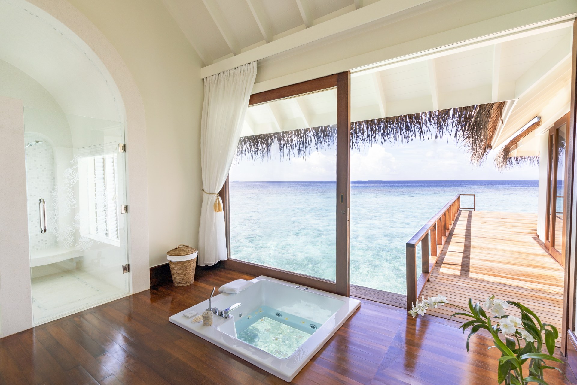 Badezimmer im Wasserbungalow im Anantara Kihavah Maldives