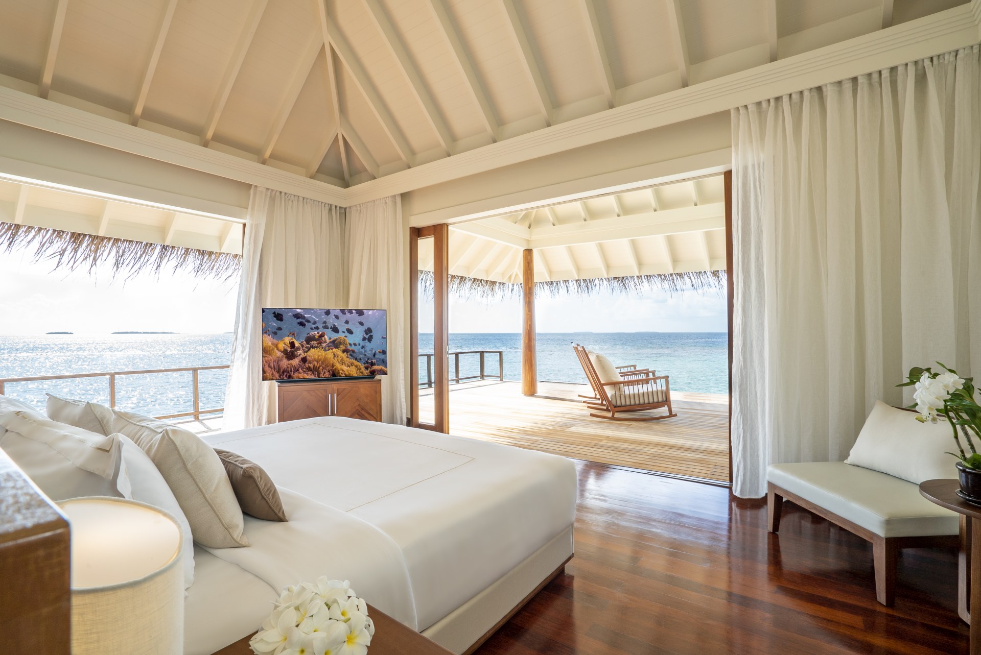 Schlafzimmer im Wasserbungalow im Anantara Kihavah Maldives
