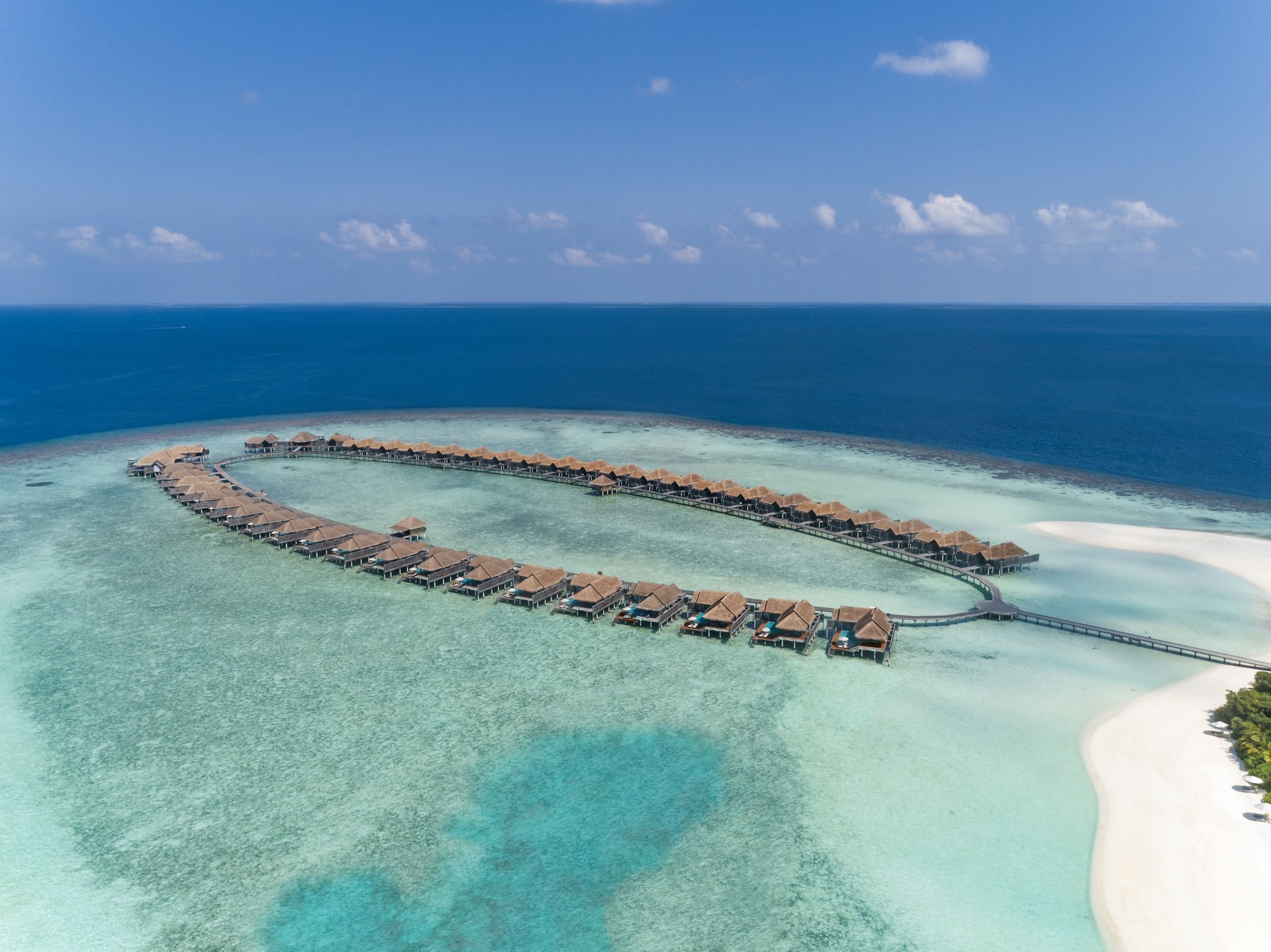 Wasserbungalows des Anantara Kihavah Maldives