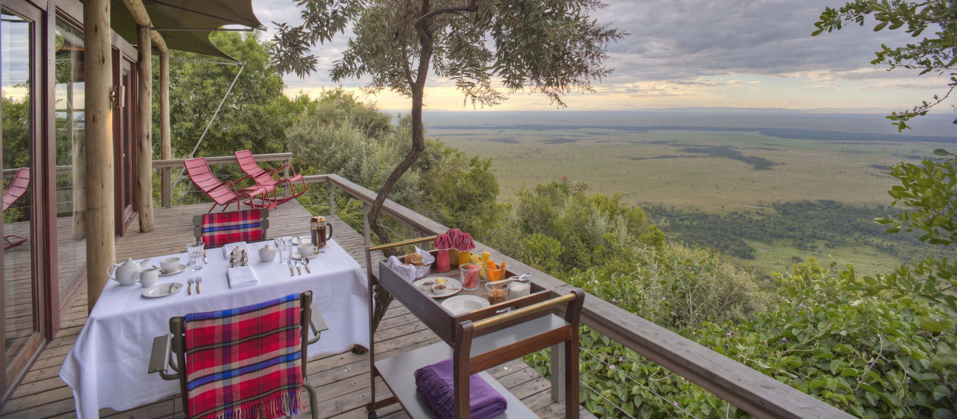 Veranda eines Gaestezelts im Angama Mara