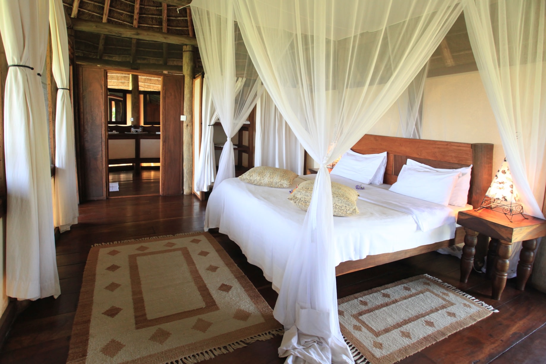 Schlafzimmer der Apoka Safari Lodge in Uganda