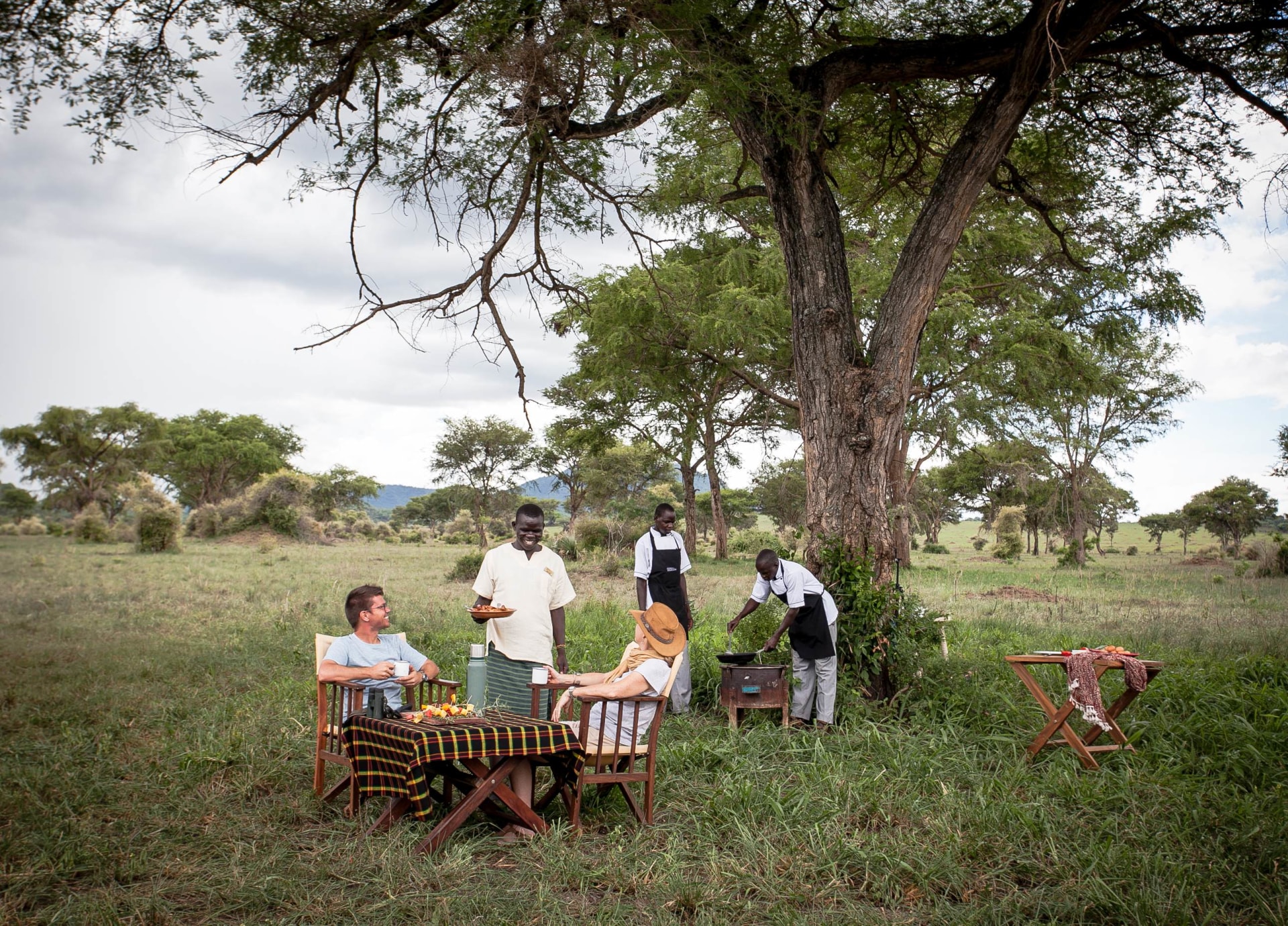 Fruehstueck im Busch im Kidepo Valley Nationalpark in Uganda