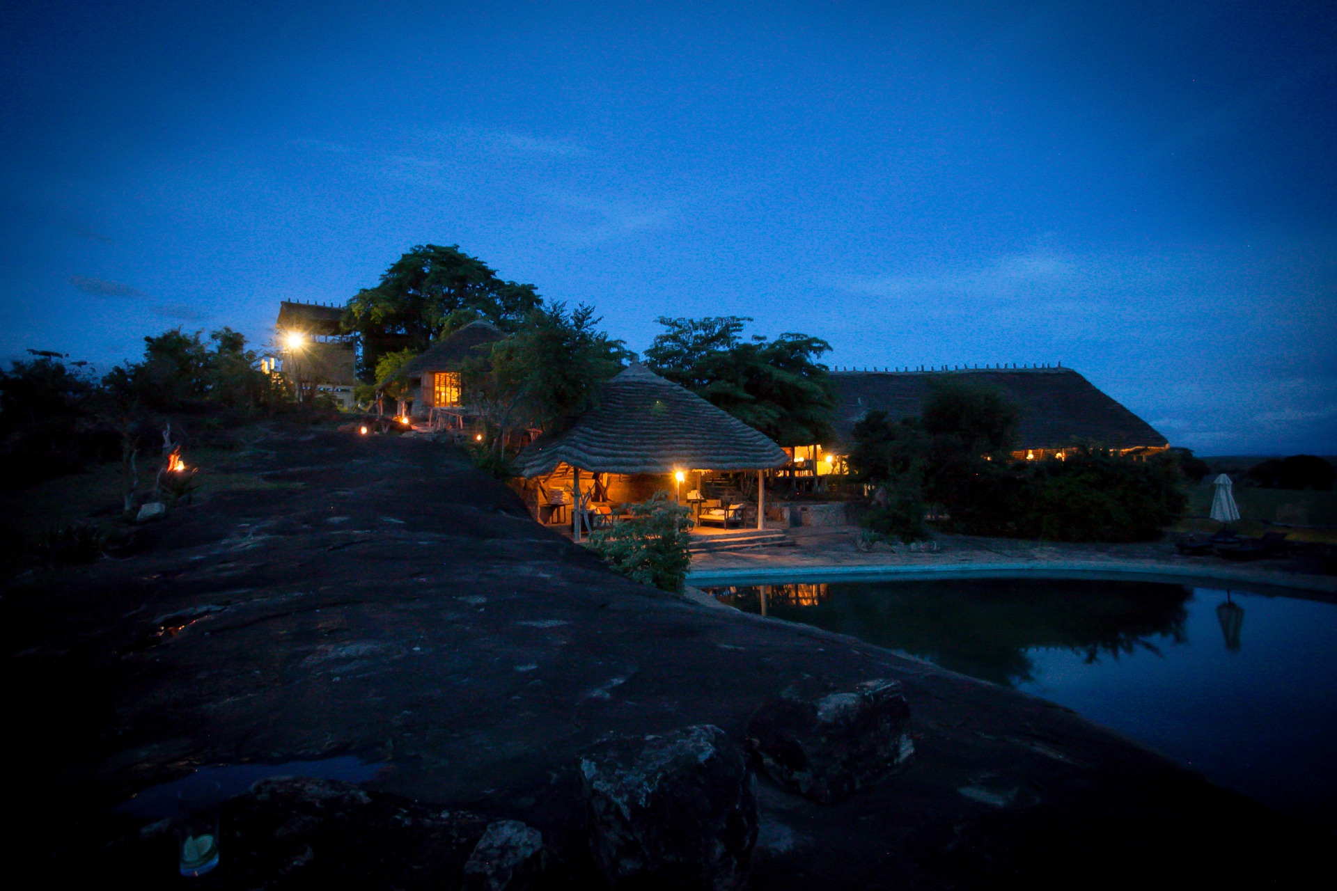 Außenansicht bei Nacht von der Apoka Safari Lodge