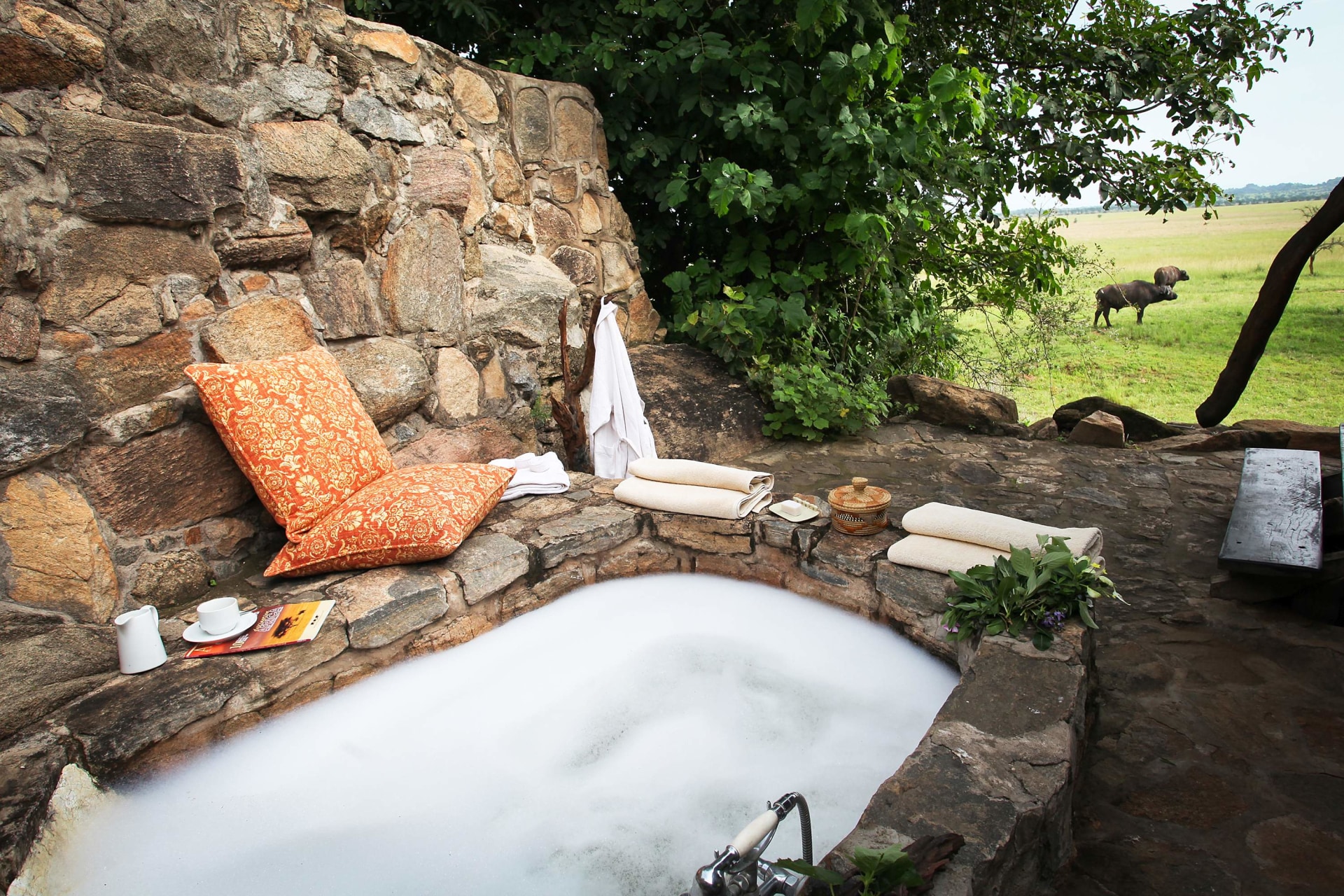 Outdoor Badewanne mit Blick ins Grüne