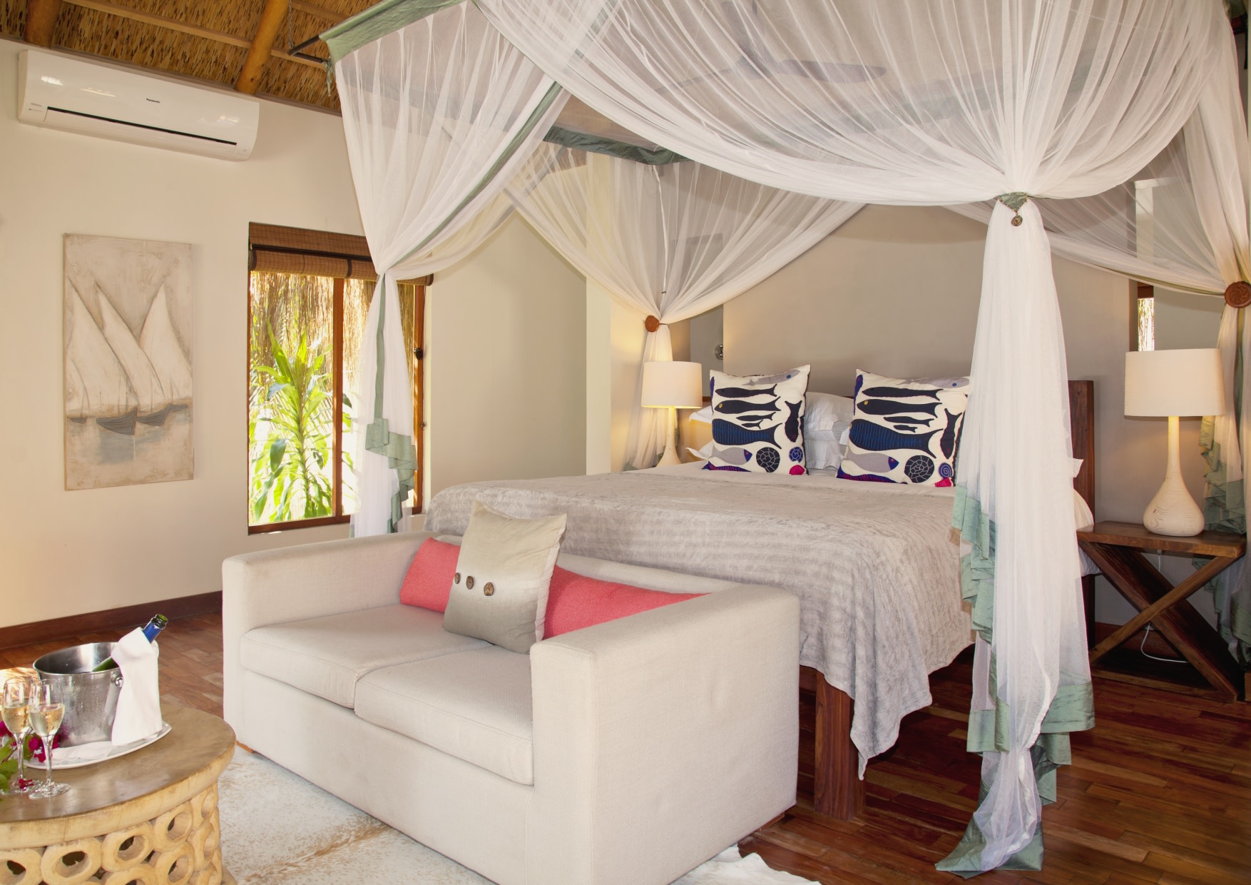 Schlafzimmer der Luxury Beach Villa im Azura Benguerra Island