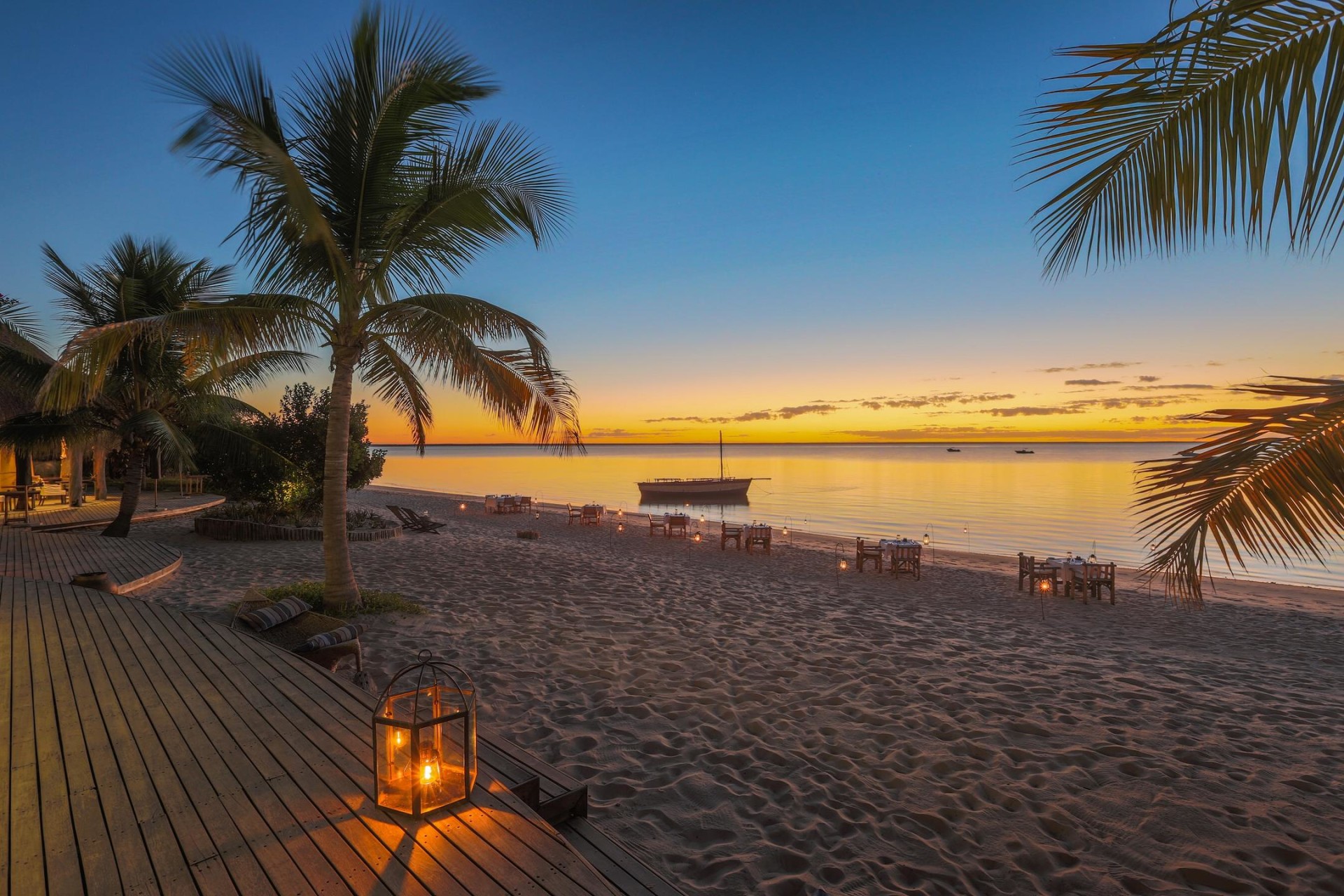 Abendessen mit Lagerfeuer am Strand