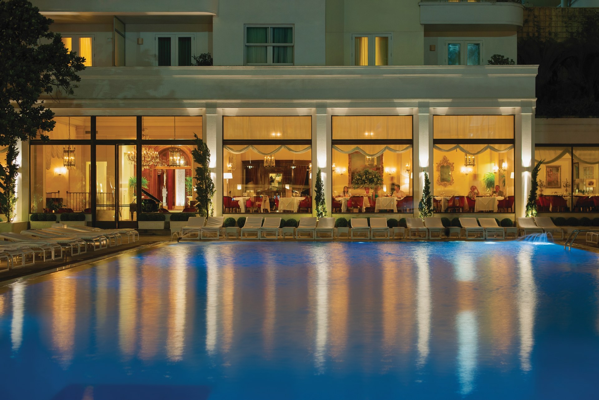 Nachtaufnahme des Hotelgebaeudes